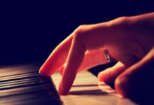 吉他新手必看！2025 年最火的 10 首入门曲目推荐！